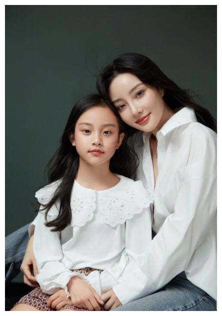 李小璐陪女儿包饺子9岁甜馨自己擀皮独立能干越长大越像妈妈