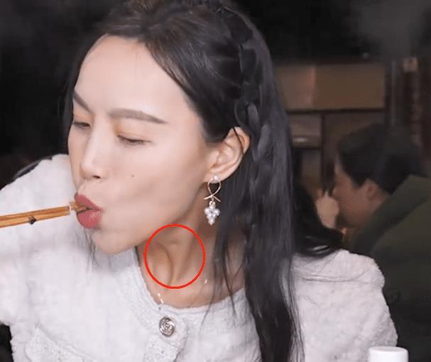 泡泡龙悲剧再上演小贝饿了近况堪忧脖子青筋明显疑似有坑