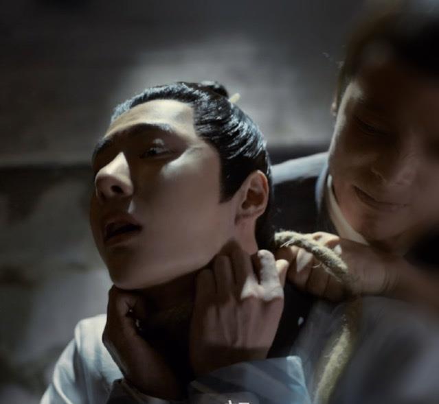 百里弘毅被人勒了脖子,看他青筋暴起,那种窒息感扑面而来!