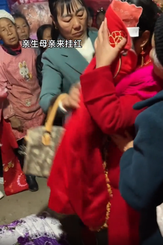 贵州:当地土家族姑娘出嫁,必须用"哭嫁"来表达,令人眼界大开