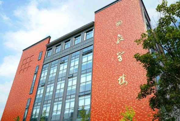 被叫停放假的大學有濟寧學院,聊城大學的東昌學院,元旦跨年夜,學生們