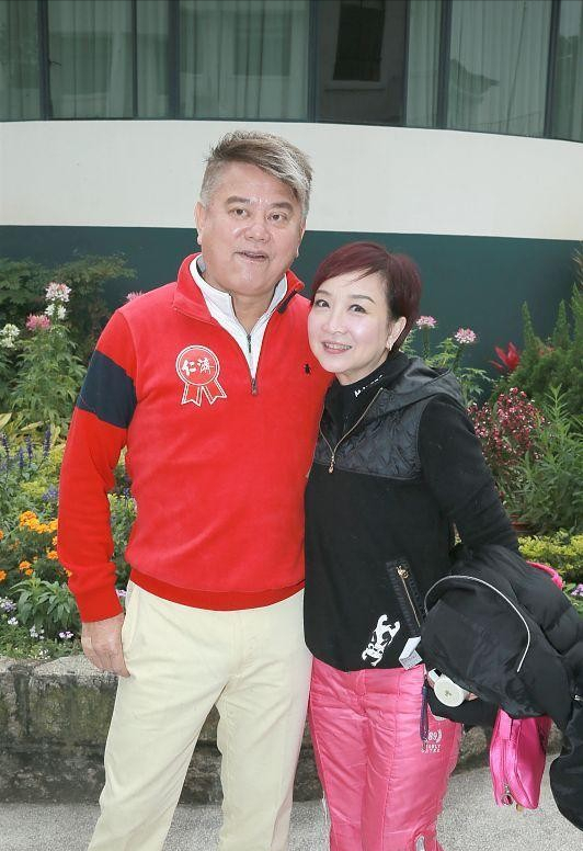 陈百祥黄杏秀结婚42年还这么恩爱穿休闲装舒适大方似普通夫妻