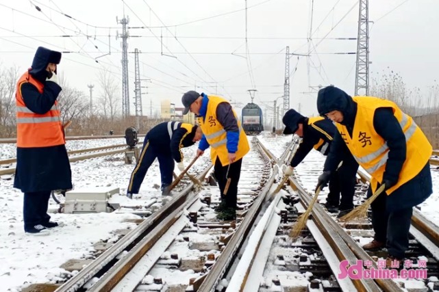 聊城车务段刘庙站:以雪为"令 见"雪"上岗