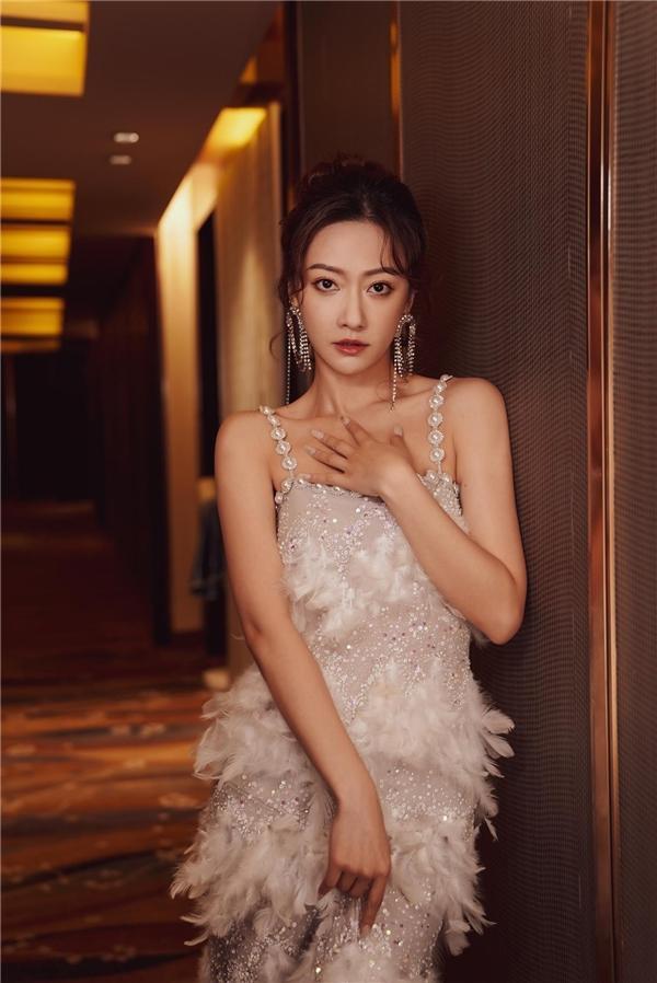 余玥层叠羽毛裙亮相红毯 尽显大气温润气质