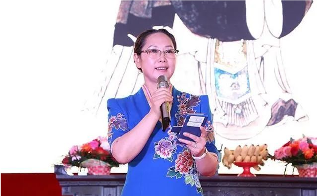 钢铁是荣程的根基,张荣华为了在市场持续保持强大的竞争力,她亲自邀请