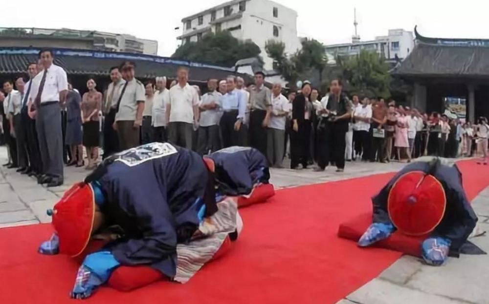 清朝官员叩拜皇帝时为何都要先甩两下袖子其中隐喻多数人不知