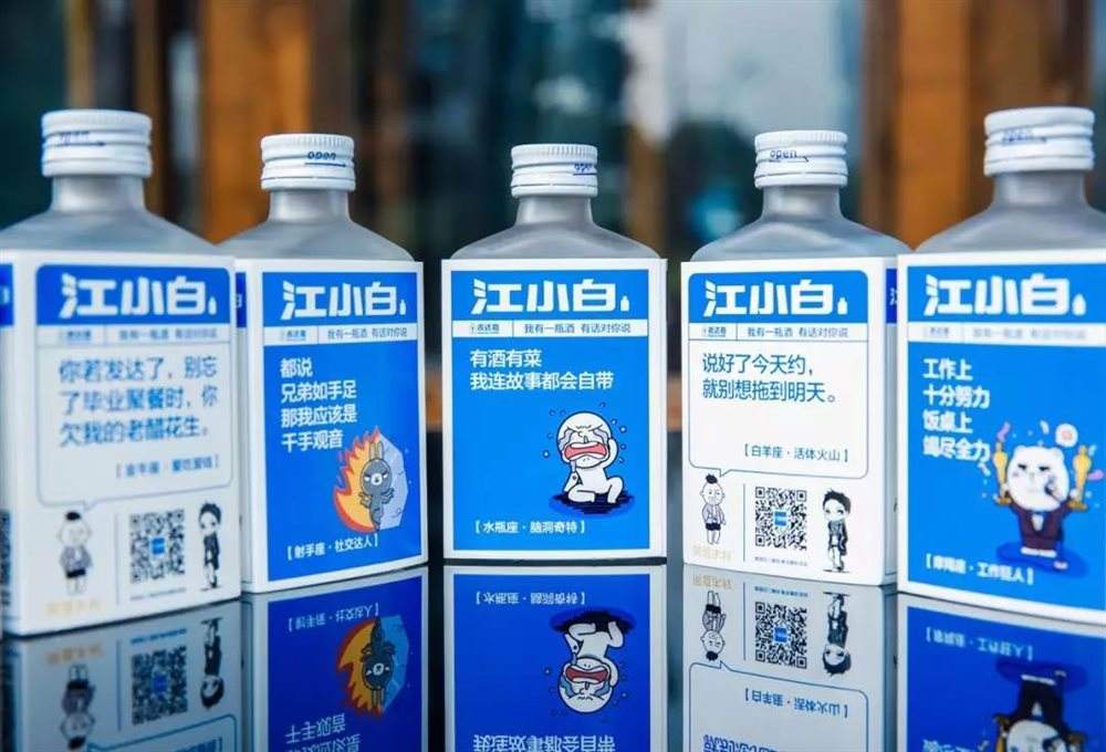 江小北曾一度因为走心瓶身文案火出圈,在年轻群体