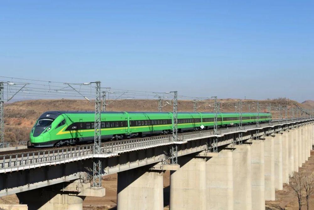 区内网红列车绿巨人来了呼和浩特至巴彦淖尔城际动车组列车即将开行