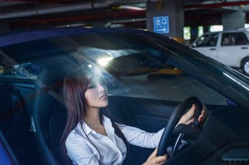 女司机停车场手动倒车路人看了失笑驾校恨不得抓回来重学