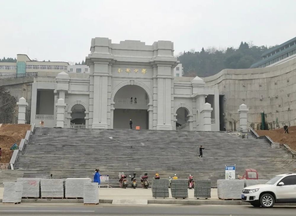 南部中学东区校大门及连接道路月底完工