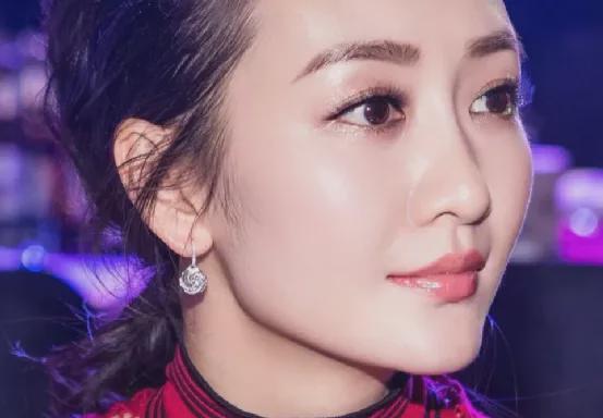 面部线条简单,五官不浓艳很清纯,笑起来有元气,这种面相笑起来比不笑