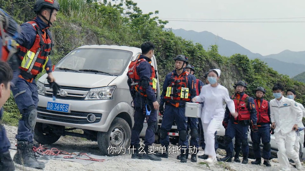 老爸办公室被劫持，男主冲上去就想送人头，黄景瑜新剧人设太中二小学英语小孩子记不住大人不会教