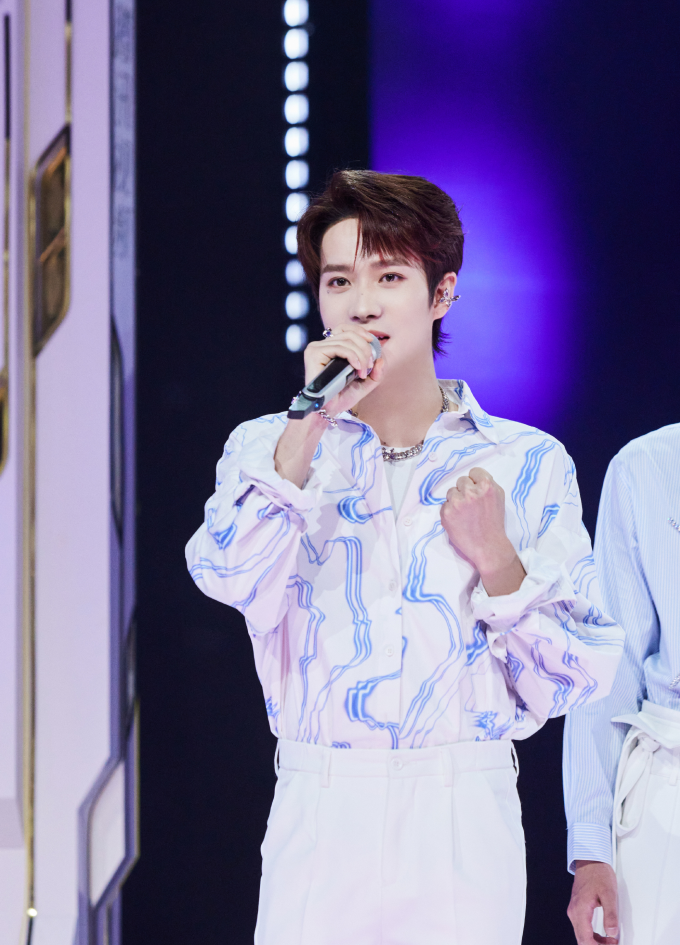 井胧的身材比例可真好穿衬衫配长裤凹出大长腿真让人羡慕