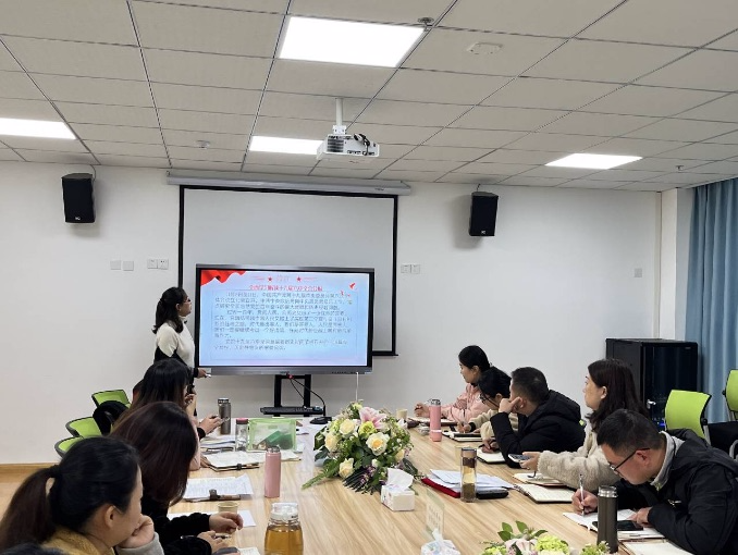 12月6日下午,启明星幼儿园党支部书记张承梅带领各园执行园长及党员