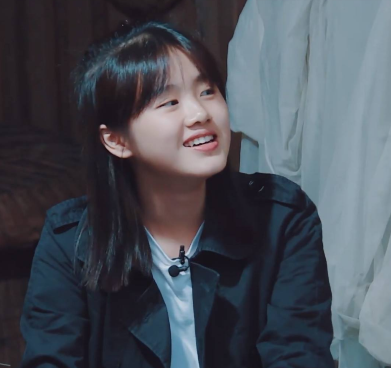 搭建好了自己的小床在哥哥的带领下 郑莹佳熟悉了村子里的环境在这里