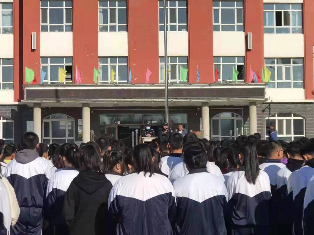 西城派出所和常安派出所民警分别深入到宾县第一中学,常安镇中学,开展