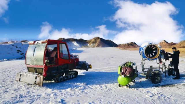 12月24日,山丹佛山滑雪場工作人員正在操作造雪設備進行人工造雪作業