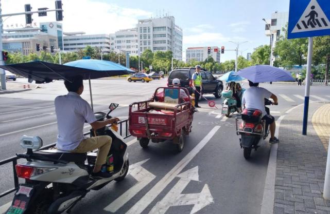 电动车左转该怎么走很多城市采用这种方法车主直呼出门难