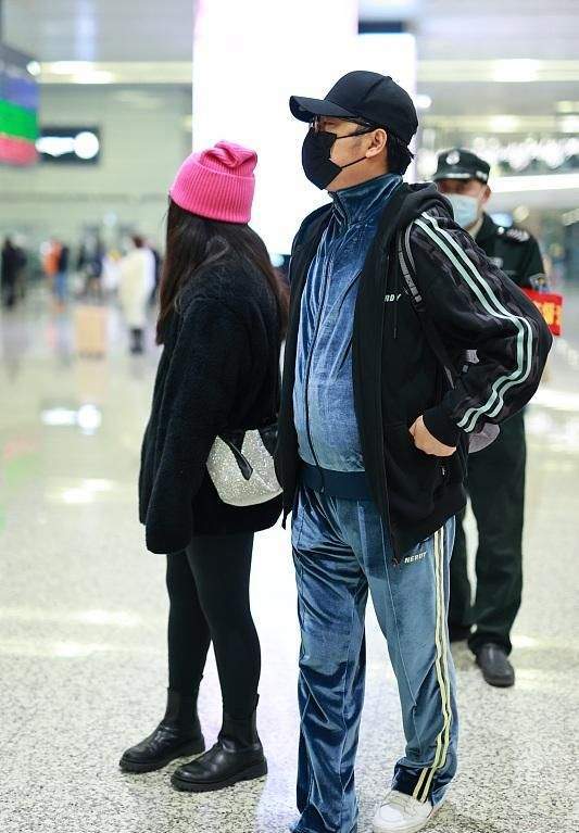 离婚后王诗龄首走机场12岁身高快超1米7王岳伦变潮看着像男友