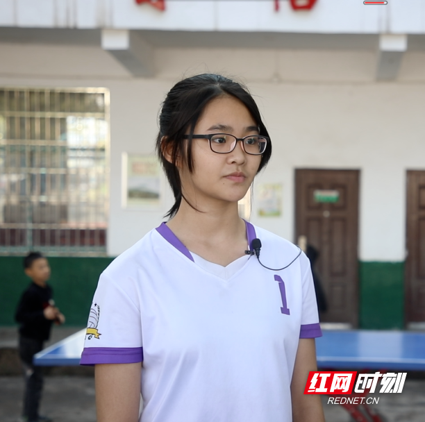 郴州市五中女排队员邓湘蓉:我感受最深刻的就是顽强拼搏和永不言弃.