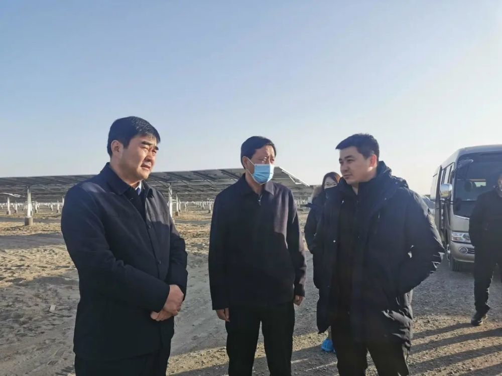 欧昊集团董事长总裁张栋梁在金塔县考察项目建设情况