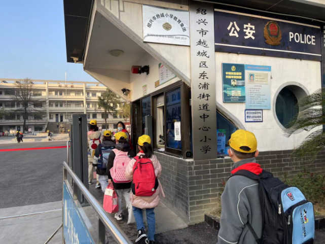 注意一米线,请大家保持好距离……"今天早上,在绍兴市热诚小学门口