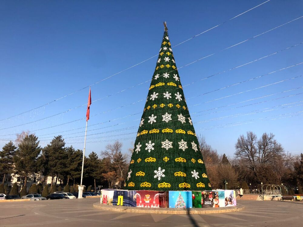 一起去看吉尔吉斯斯坦各地新年枞树_腾讯新闻