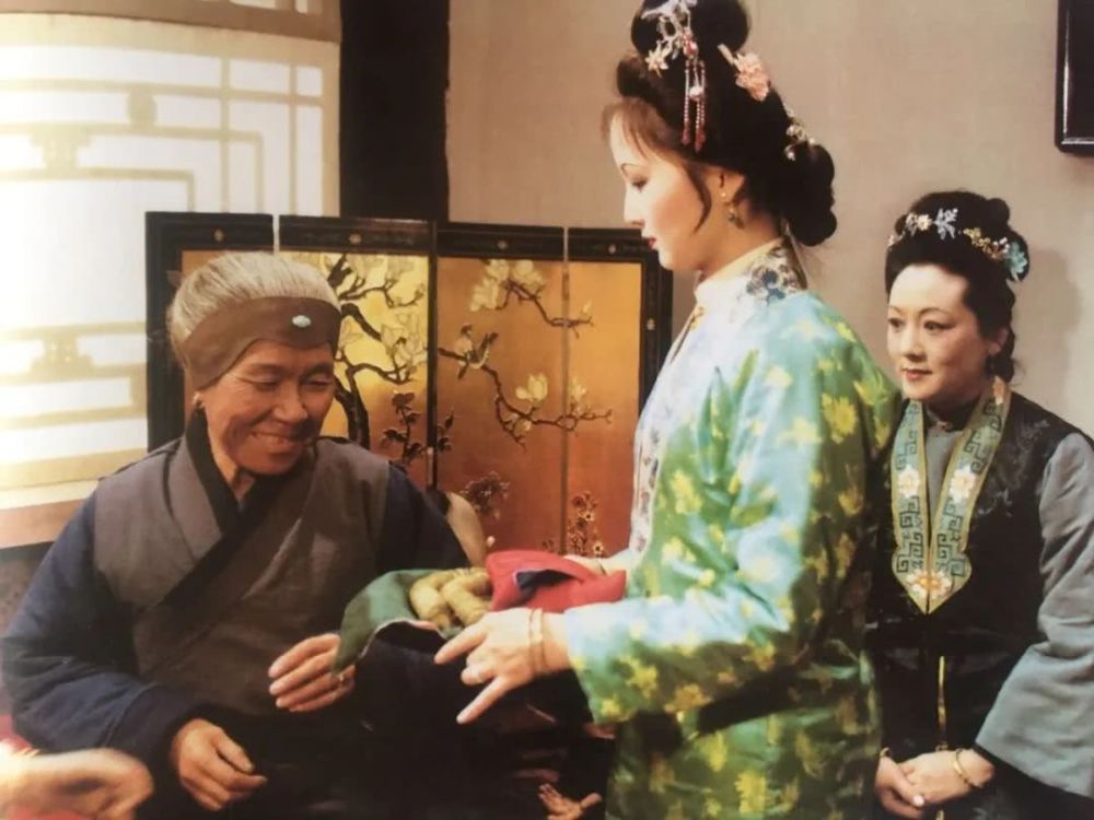 刘姥姥进贾府打秋风是王夫人的功劳为何功德算在王熙凤头上