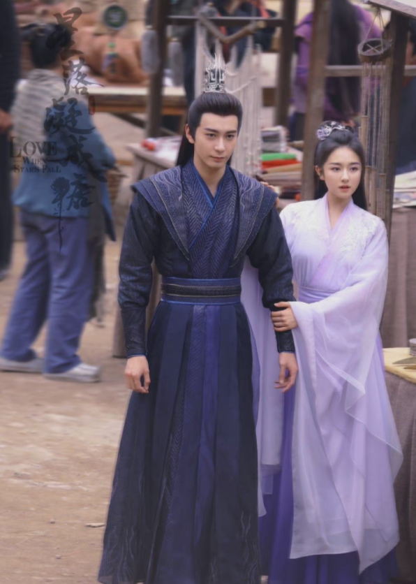 陈星旭李兰迪星糖路透来袭随时随地情侣装眼神对视甜到爆