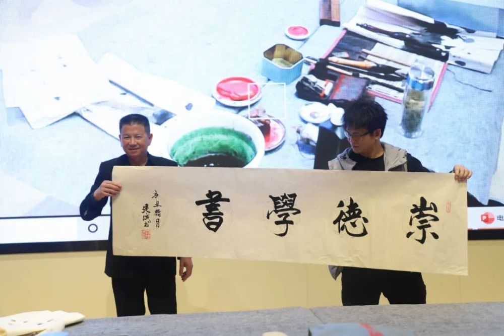 庭建成老师功底深厚,先是书写了一幅笔锋秀美,矫若惊龙的 "德育英才"