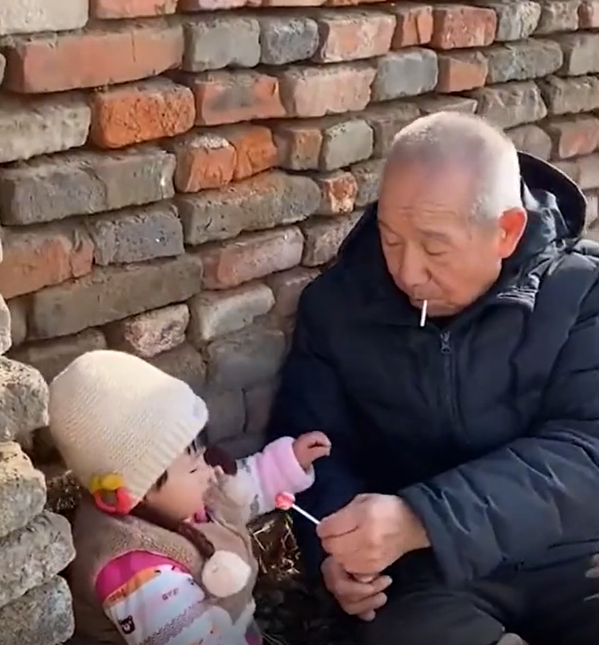 太爷爷带重孙偷吃棒棒糖被发现爷孙俩实在是太逗了