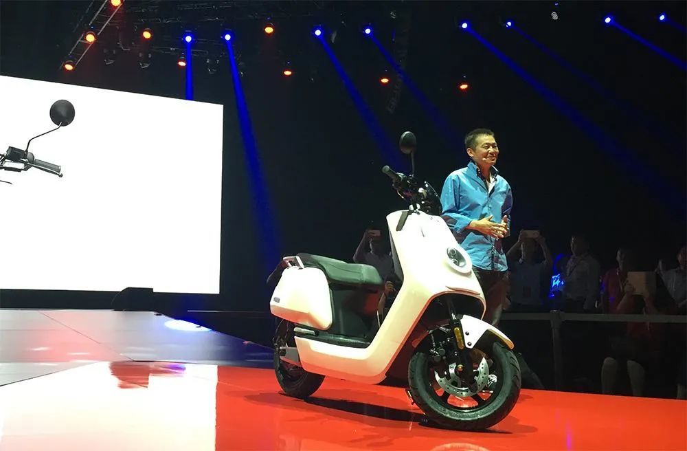 2015年6月1日,李一男骑着小牛电动车出现在舞台中央,一脸笑容地向大家