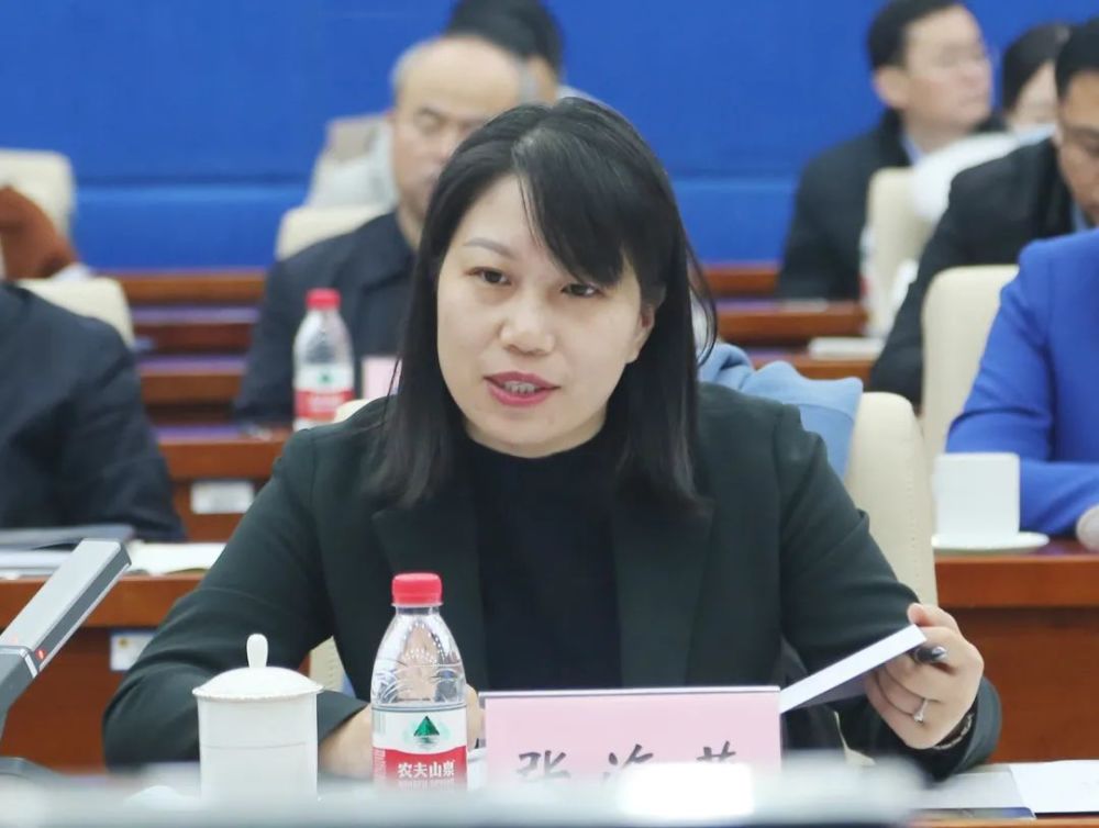 山东政法学院企业合规研究中心主任王翠霞和四位检察业务专家组成提问