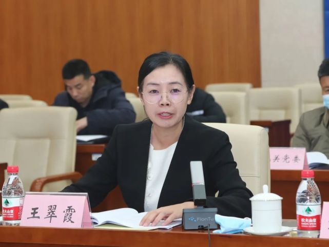 山东政法学院企业合规研究中心主任王翠霞和四位检察业务专家组成提问