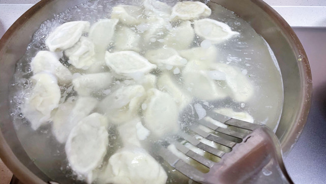 煮餃子要加冷水是因為餃子通常是放在冰箱裡冷凍的,餃子皮容易煮熟,而