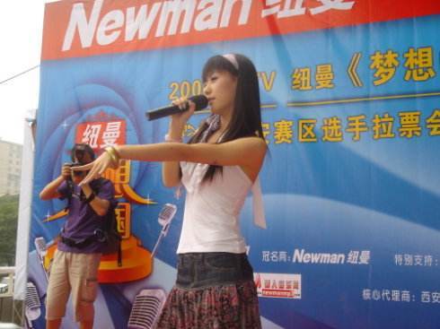 王岳倫與女兒現身機場，從三亞度假回來，12歲王詩齡長高不少蜘蛛的特點