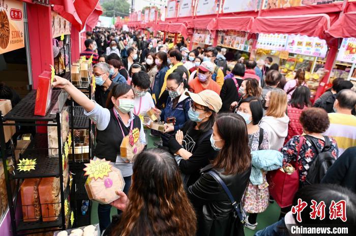 香港大批市民年尾外出消费店铺生意火爆