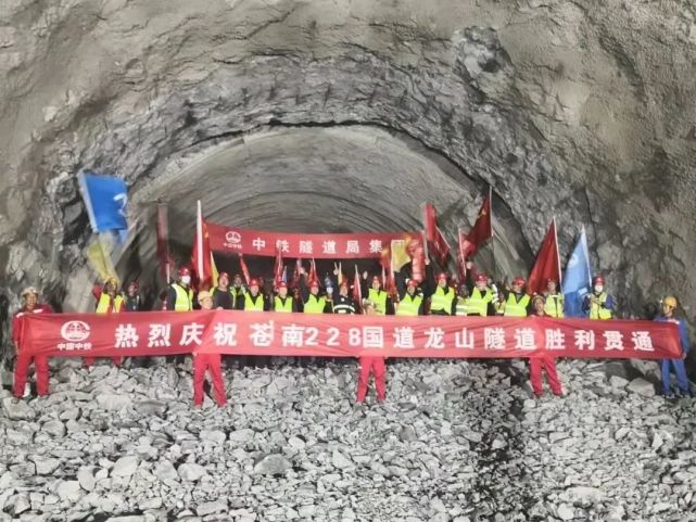 228国道苍南龙港至龙沙段龙山隧道左洞顺利贯通