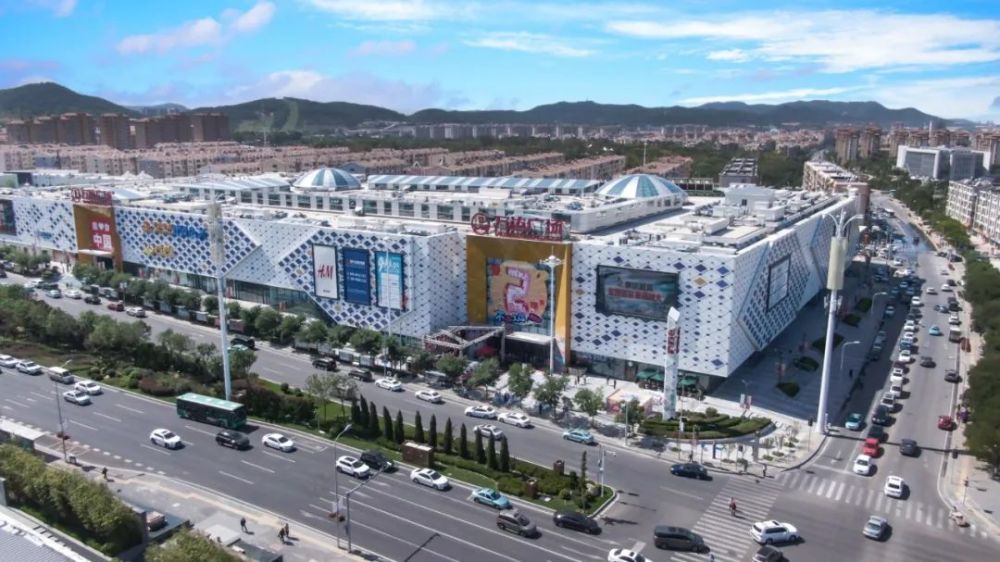 现代服务业蓬勃发展.万达广场,亿合城购物中心成为大连消费新地标.