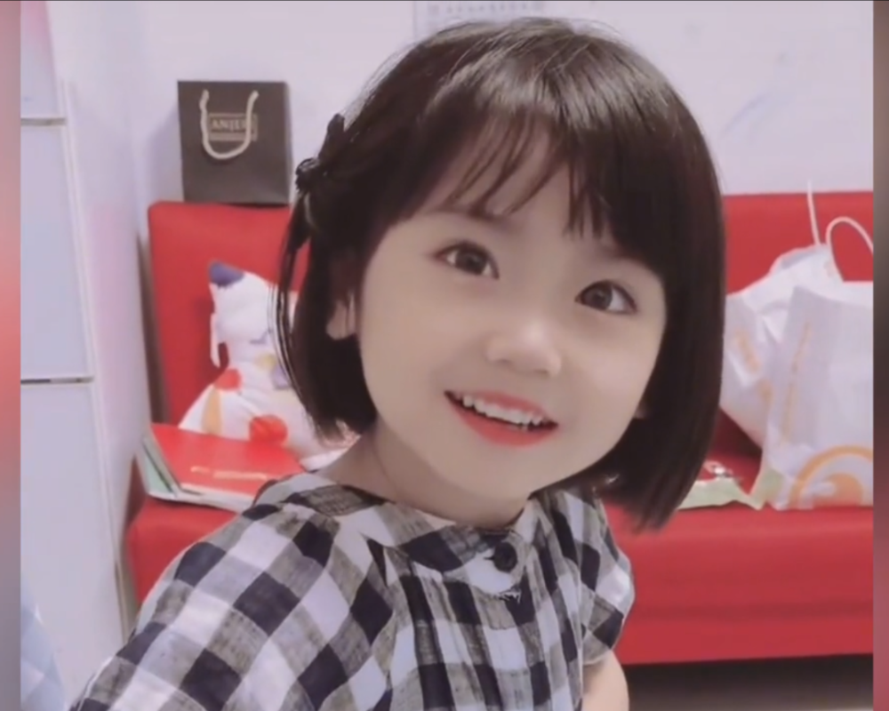 视频发布后,不少网友都被小女孩的颜值吸引,有人感慨能生出如此高颜值
