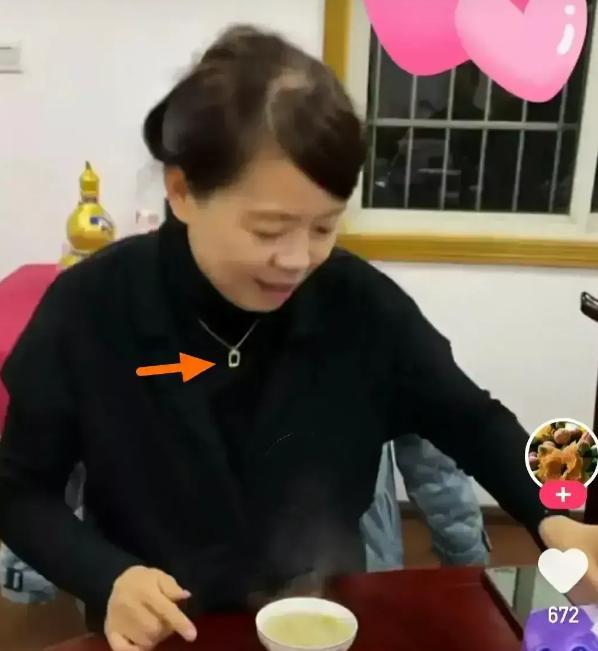 黑粉惊人发现许敏并没倾家荡产戴价值5万项链背包值数万