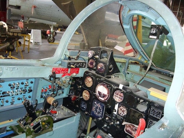 f-16a座舱最后两架全新歼-8ii被拉到美国研究个精光,性能外泄是不争的