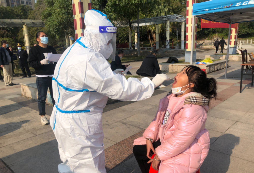 疫情防控群眾積極到明江公園核酸檢測採集點做核酸檢測