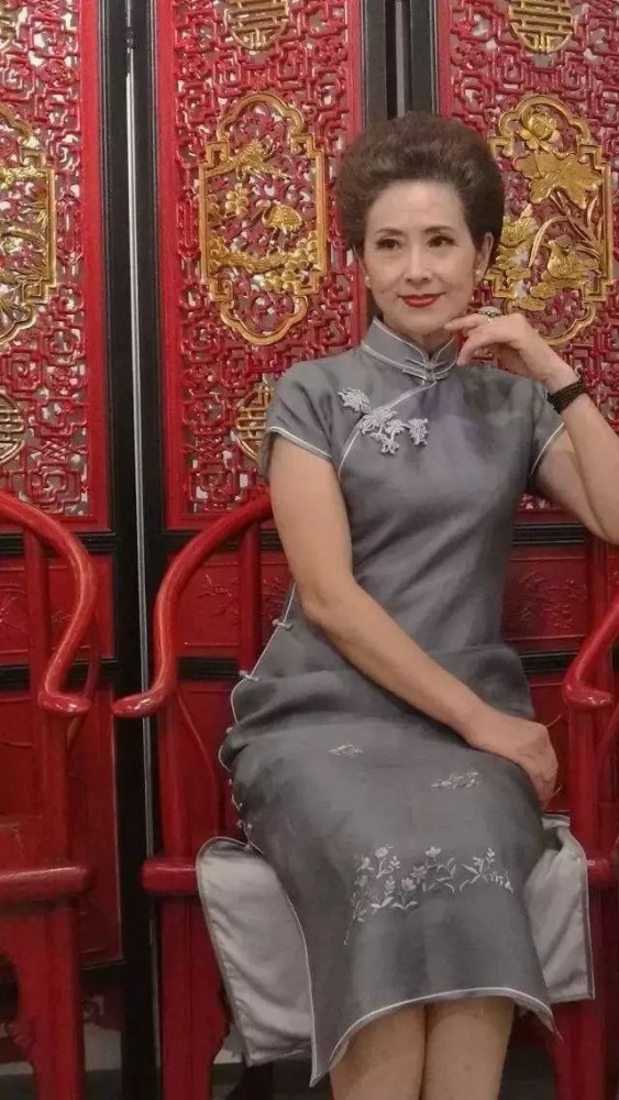从家庭主妇到世界旗袍皇后曹美丽奶奶活成了中国女性的榜样