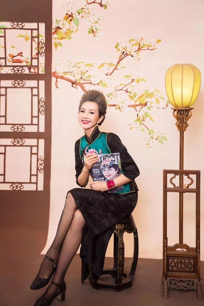 从家庭主妇到世界旗袍皇后曹美丽奶奶活成了中国女性的榜样
