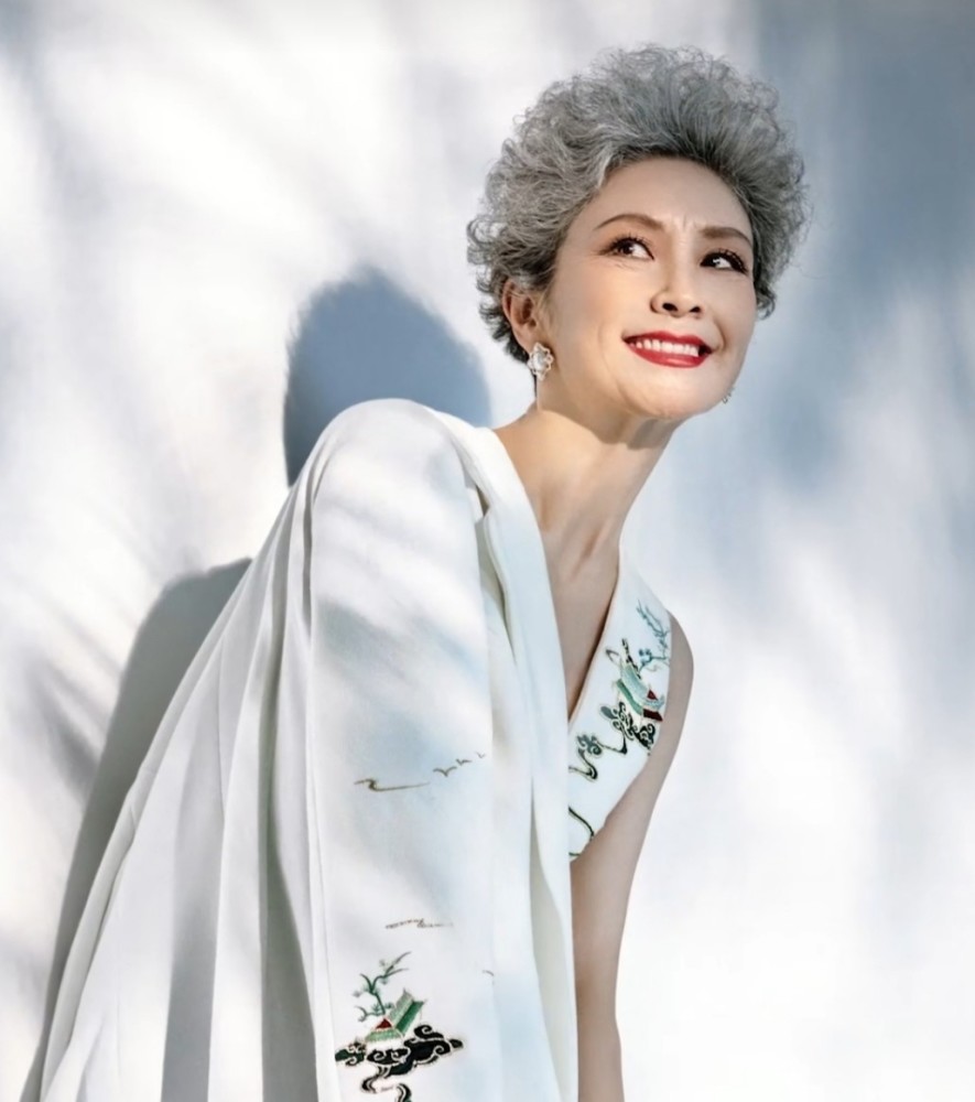 从家庭主妇到世界旗袍皇后曹美丽奶奶活成了中国女性的榜样