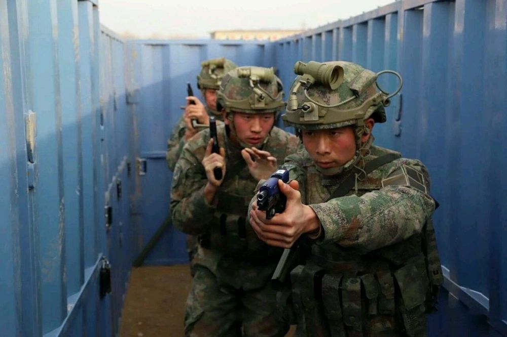 颜值即是战斗力解放军全军配发星空迷彩服不仅帅气还非常实用