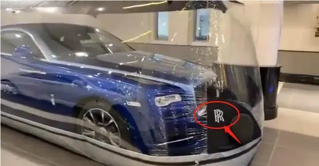 車庫停一輛勞斯萊斯 被專用塑料包裹 一層膜就要5萬 用車 Me前沿