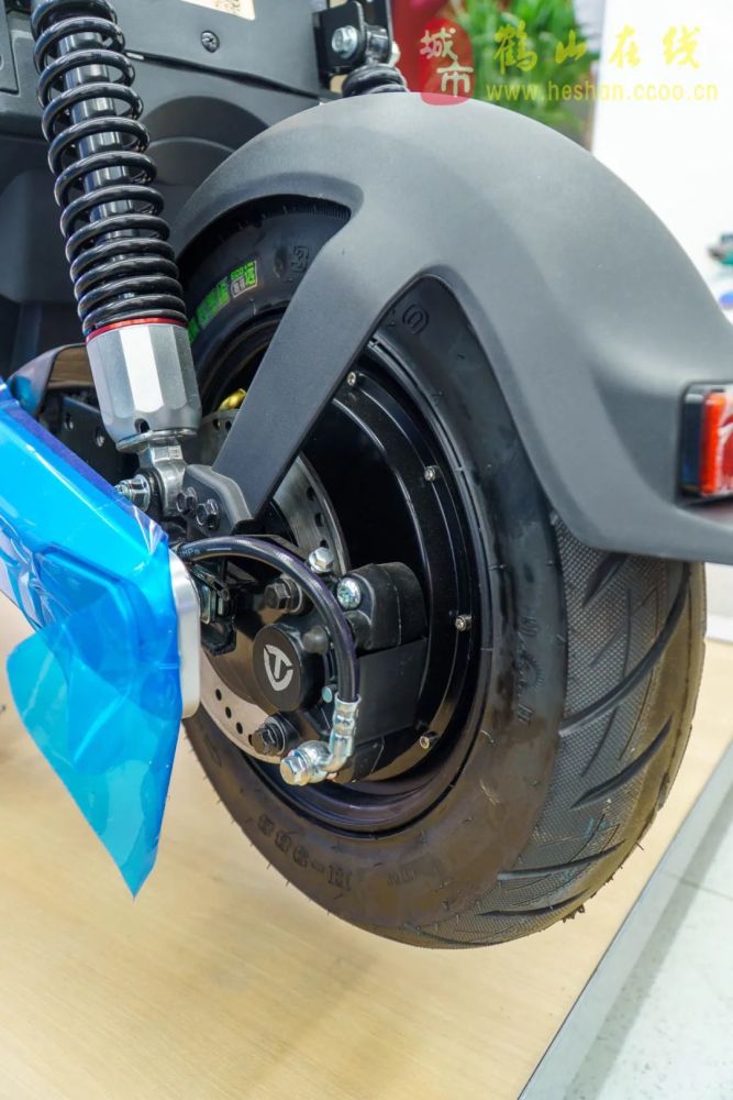 由台铃自主研发的云电机,云控制器,云充电器和云电池四大核心电器件