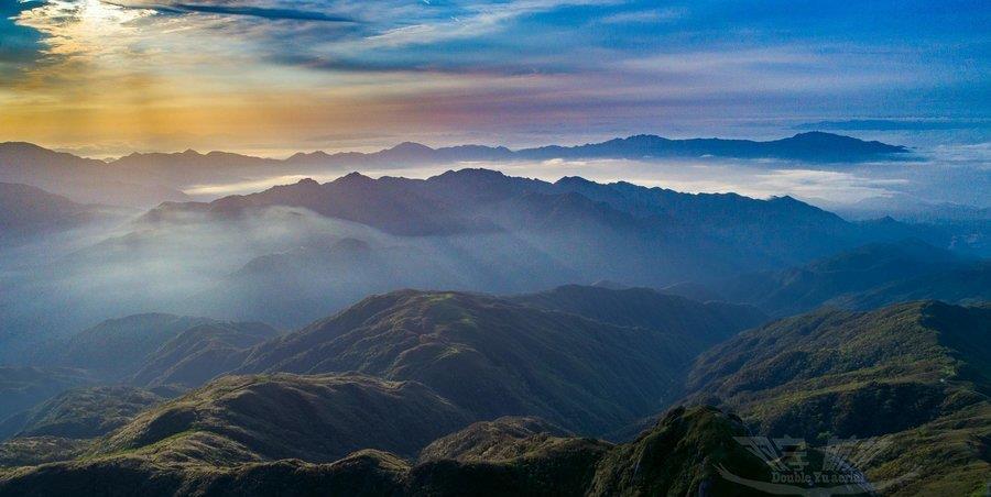 五岭逶迤腾细浪中的五岭是指哪五几个岭